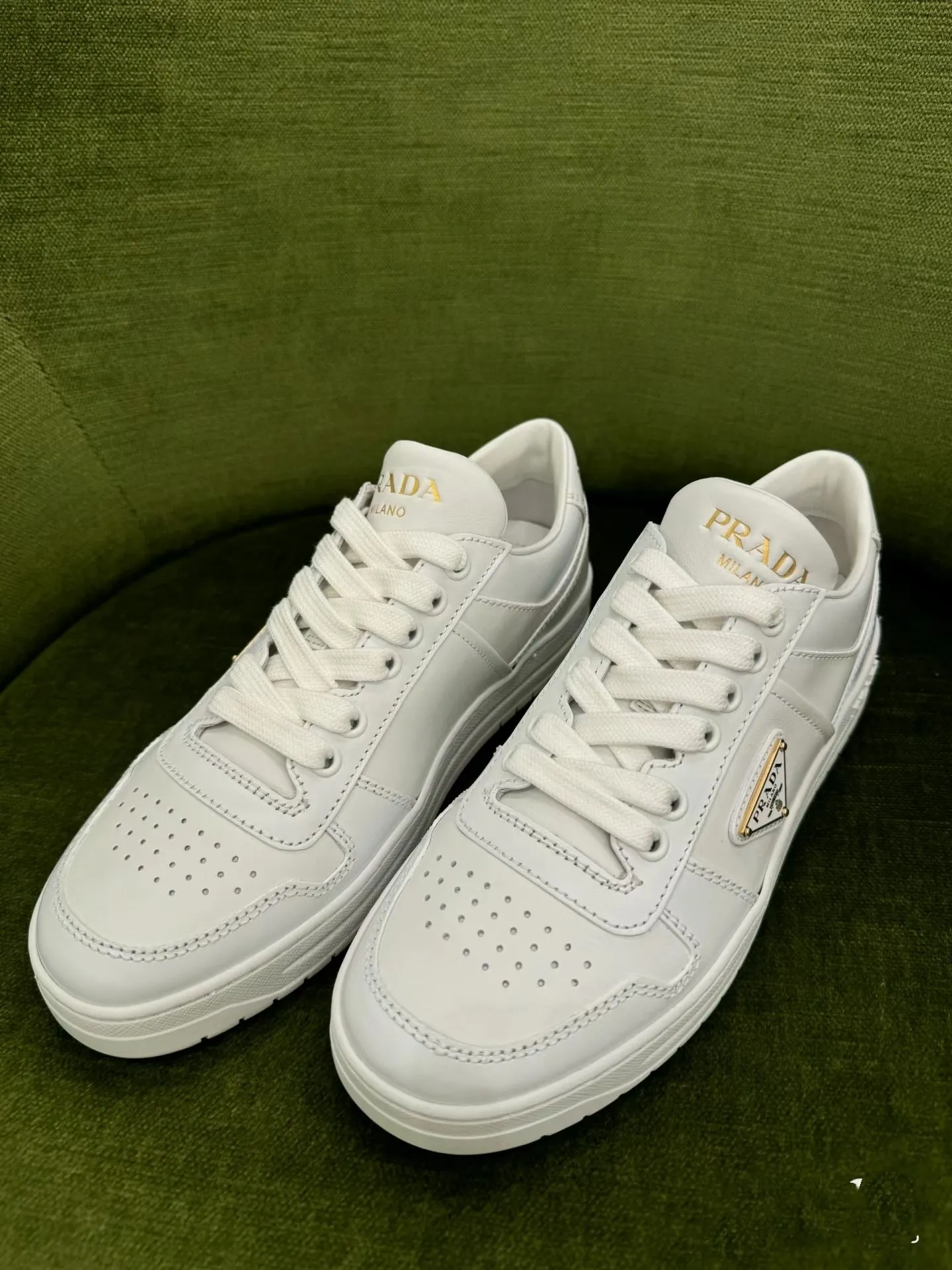 P380 Yuan 38-45 Prada Prada’s new men’s leather sports shoes, the highest version on the market, any comparison is welcome🆚! The original leather has excellent texture and is super high-end! Fetal sheep net lining imported from Italy, removable pad! Luxurious materials and fine workmanship, highly recommended!